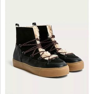 Urban Outfitters Buddy Shearling Boot - size 7